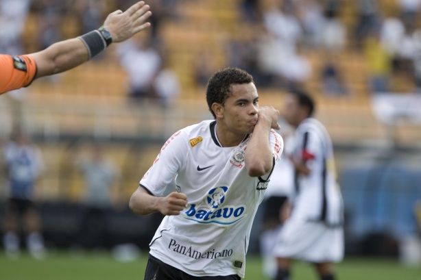 Dentinho tambm fez gol contra o Atltico-MG naquele Brasileiro-09, mas o gol de Boquita no mesmo jogo neste momento  o 10.000 da histria