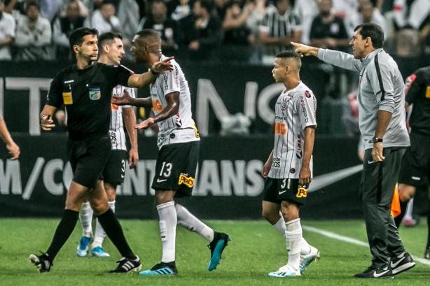 Carille gritou incrdulo com o rbitro aps o segundo gol do Cruzeiro