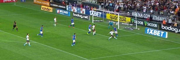 Fagner, em belo chute, conseguiu um gol improvável na Arena