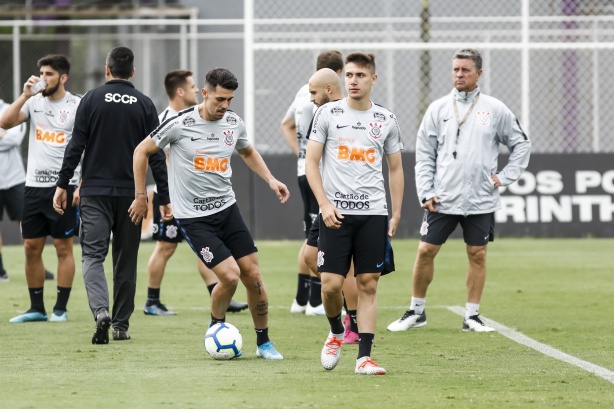 Avelar e companheiros no último treino do Corinthians antes do jogo contra o Goiás