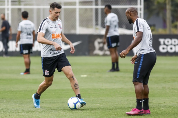 Avelar e Love no último treino do Corinthians antes do jogo contra o Goiás