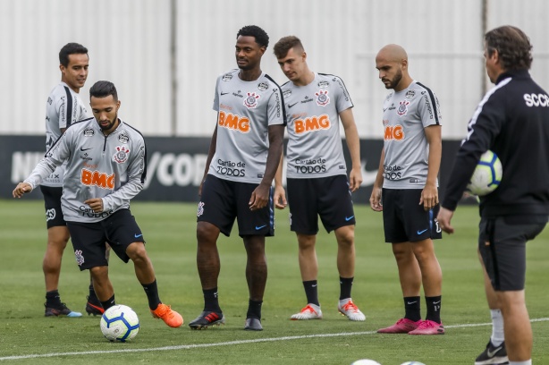 Clayson, Renê e companheiros no último treino do Corinthians antes do jogo contra o Goiás