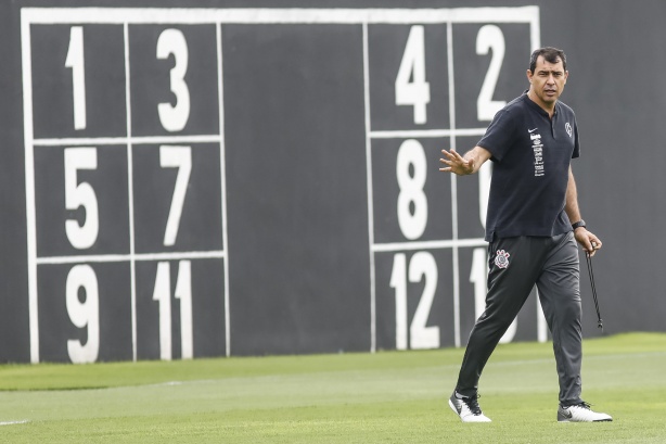 Fábio Carille no último treino do Corinthians antes do jogo contra o Goiás