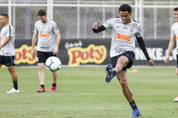 Gustavo no último treino do Corinthians antes do jogo contra o Goiás