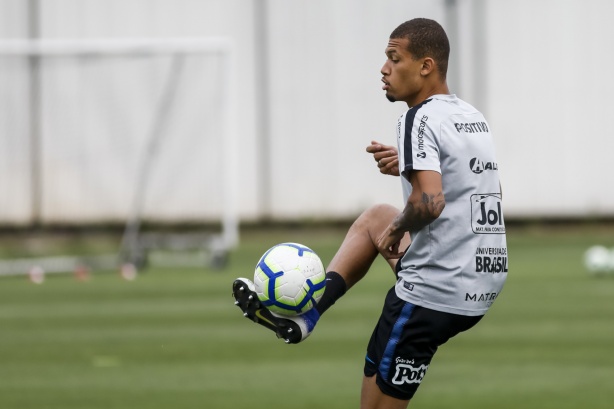 João Victor no último treino do Corinthians antes do jogo contra o Goiás