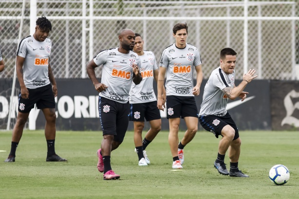 Jogadores no último treino do Corinthians antes do jogo contra o Goiás