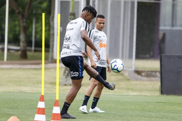 Matheus Jesus no último treino do Corinthians antes do jogo contra o Goiás