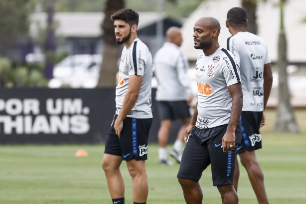 Méndez e Love no último treino do Corinthians antes do jogo contra o Goiás