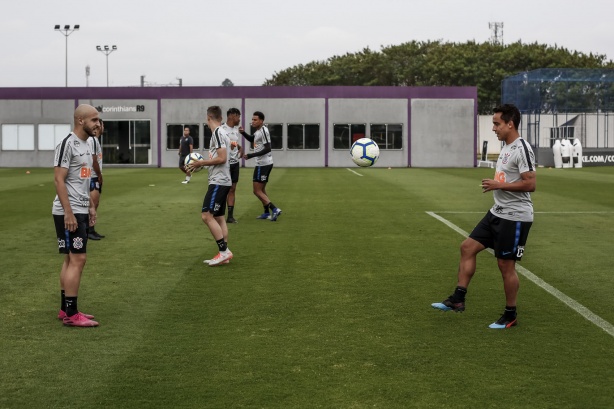 Régis e Jadson no último treino do Corinthians antes do jogo contra o Goiás