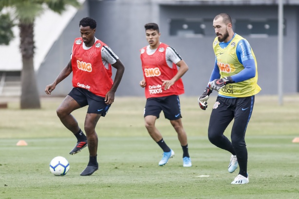 Renê Júnior, Roni e Walter no último treino do Corinthians antes do jogo contra o Goiás
