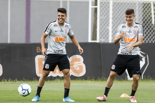 Roni e Piton no último treino do Corinthians antes do jogo contra o Goiás