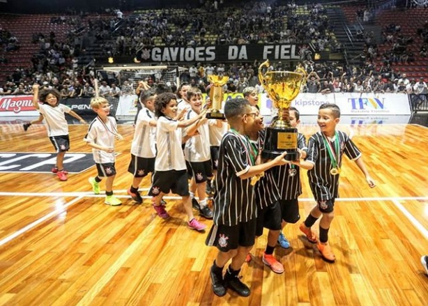 Crianças do Corinthians Futsal estão integradas com o campo