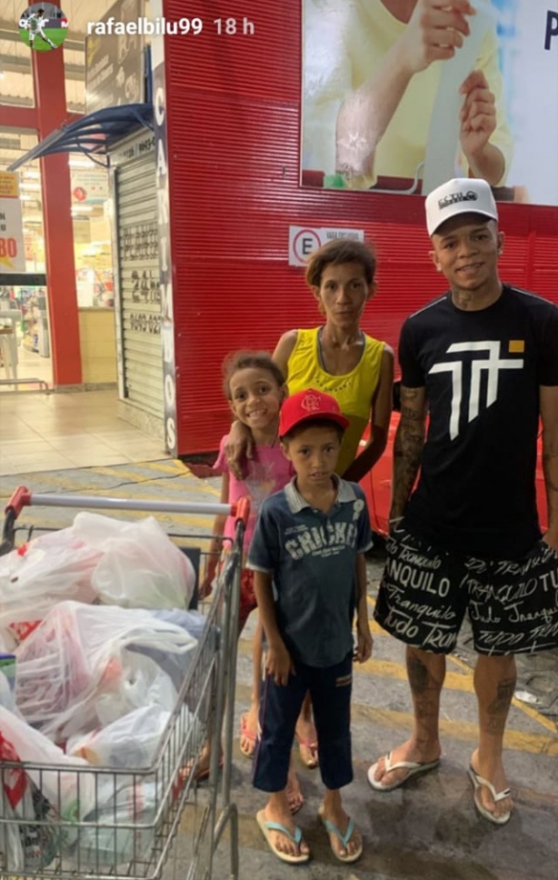 Família pôde fazer compras no mercado