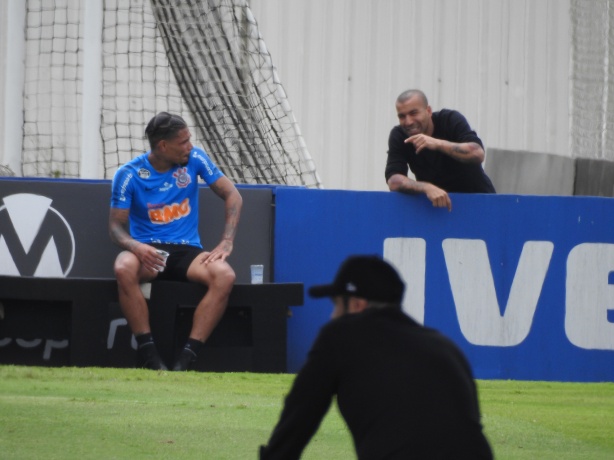 Urso conversando com coordenador Emerson Sheik no treino desta terça