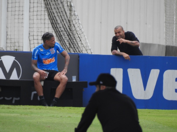 Urso conversando com coordenador Emerson Sheik no treino desta tera