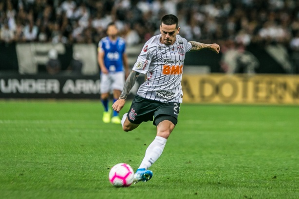 Lateral Fagner no jogo contra o Cruzeiro, pelo Brasileiro, na Arena Corinthians