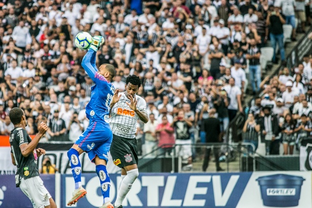 Gil durante clássico contra o Santos, na Arena Corinthians