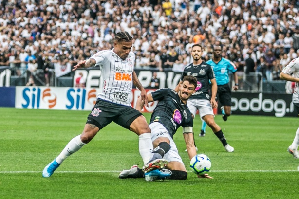Júnior Urso durante clássico contra o Santos, na Arena Corinthians