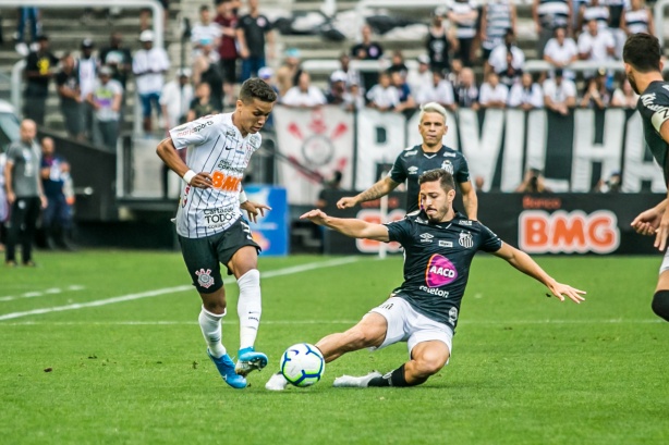 Pedrinho durante clássico contra o Santos, na Arena Corinthians