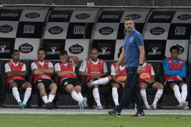 Auxiliar Cuca durante jogo contra o Santos, na Arena Corinthians, pelo Brasileirão