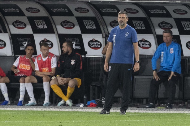Cuca durante jogo contra o Santos, na Arena Corinthians, pelo Brasileirão