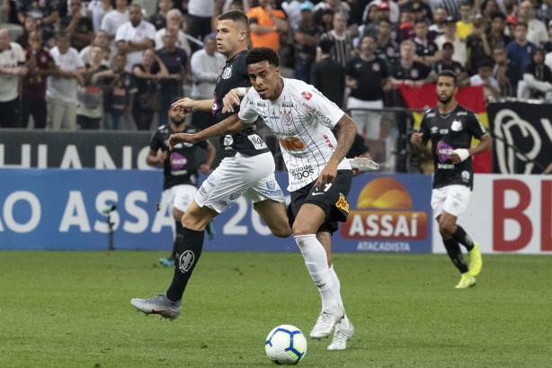 Gustavo durante jogo contra o Santos, na Arena Corinthians, pelo Brasileirão