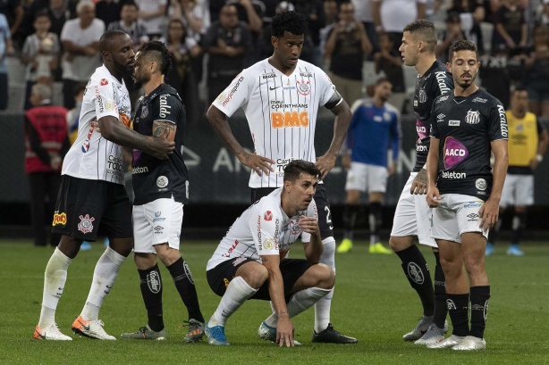 Manoel, Gil e Avelar durante jogo contra o Santos, na Arena Corinthians, pelo Brasileirão