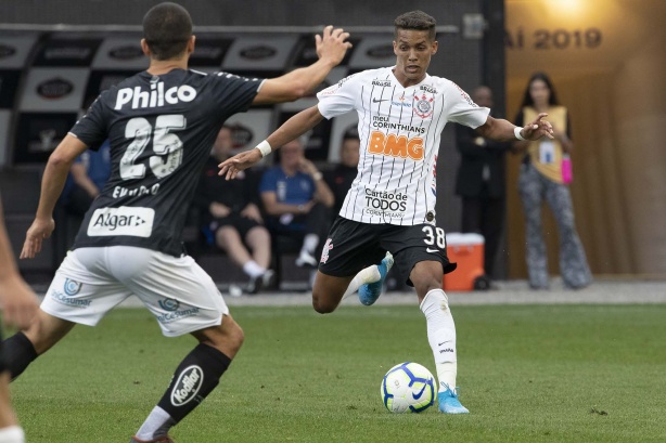 Menino Pedrinho durante jogo contra o Santos, na Arena Corinthians, pelo Brasileirão