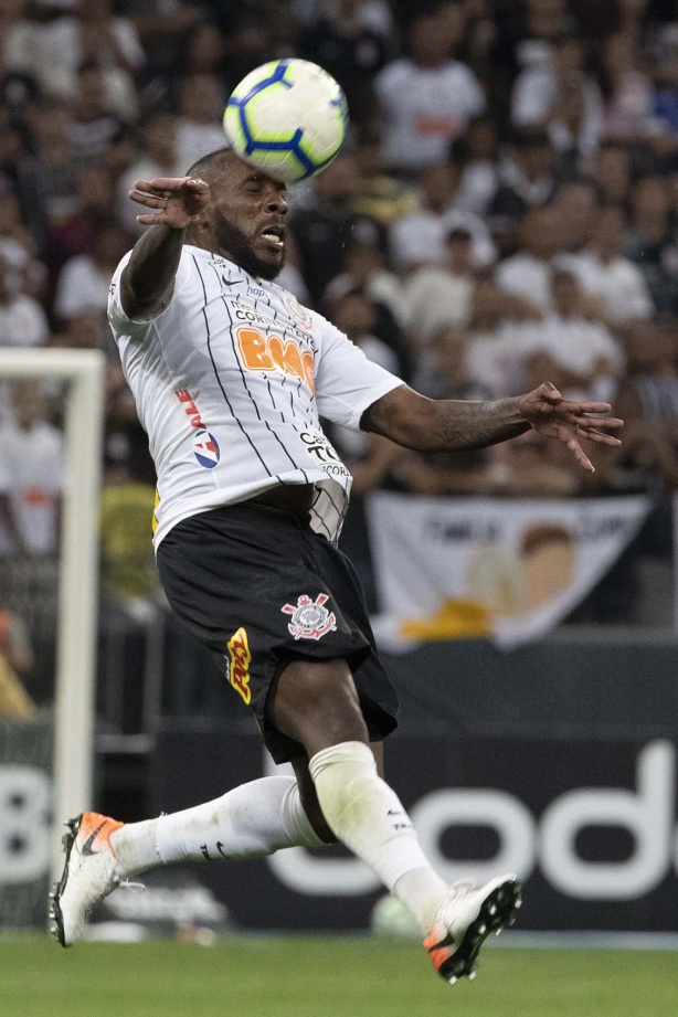 Zagueiro Manoel durante jogo contra o Santos, na Arena Corinthians, pelo Brasileirão
