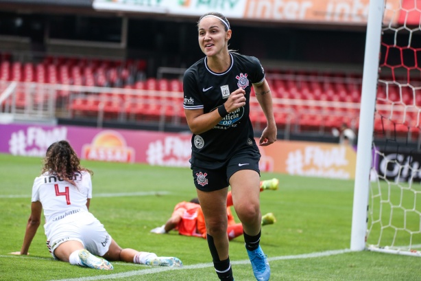 Crivelari comemorando seu gol contra o São Paulo, pelo Paulista Feminino