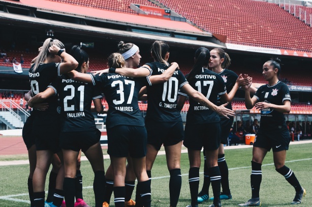 Elenco feminino comemora gol na final contra o São Paulo, pelo Paulista da categoria