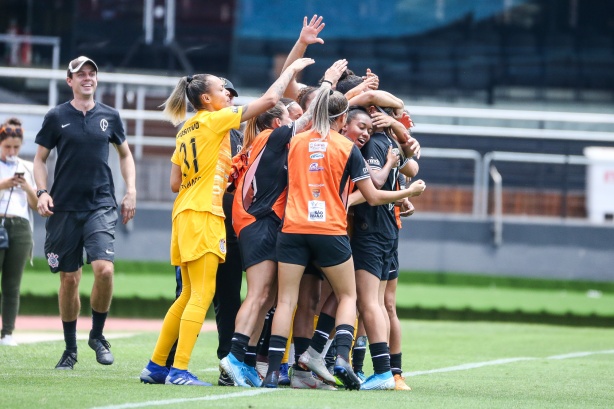 Jogadoras do Corinthians comemorando vitória sobre o São Paulo, pelo Paulista Feminino