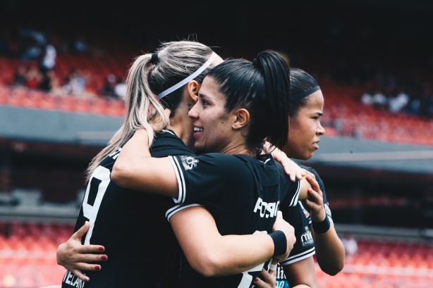 Jogadoras do Timão durante jogo contra o São Paulo, pela final do Paulista