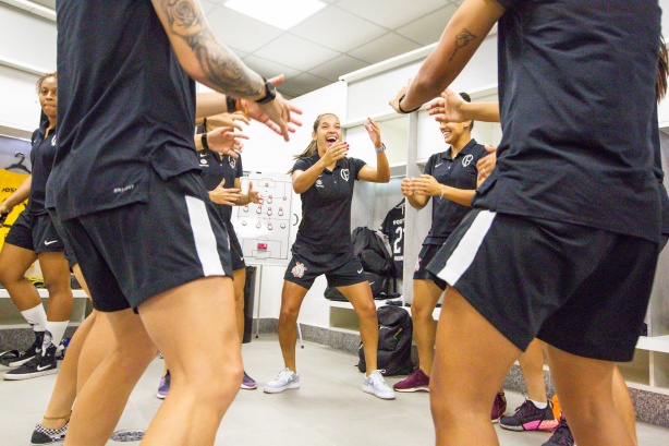Meninas do Corinthians comemorando no vestiário a vitória sobre o São Paulo