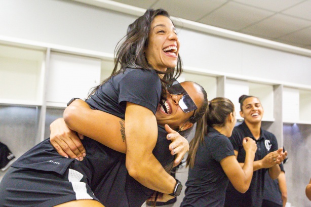 Meninas do Corinthians comemorando sua vitória na final do Paulista da categoria