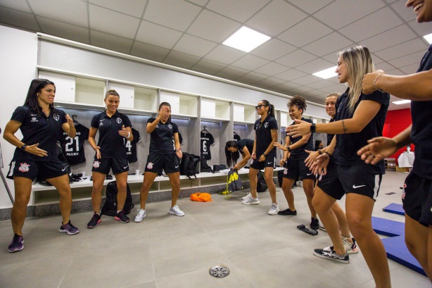 Meninas do Timão no vestiário durante jogo contra o São Paulo