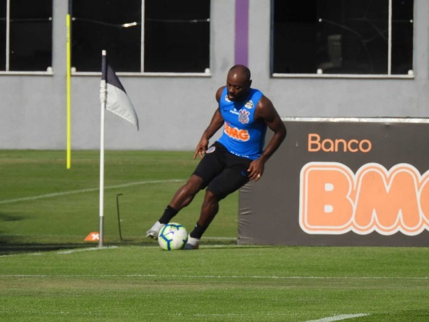 Vagner Love treinou com bola e pode reforçar Corinthians