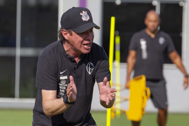 Anselmo Sbragia durante primeiro treino comandado por Dyego Coelho, no CT Joaquim Grava
