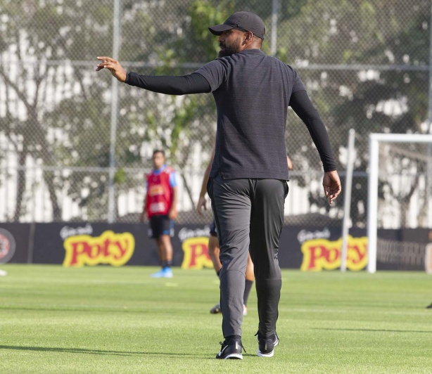 Coelho comandou o primeiro treino sem a presença de Fábio Carille