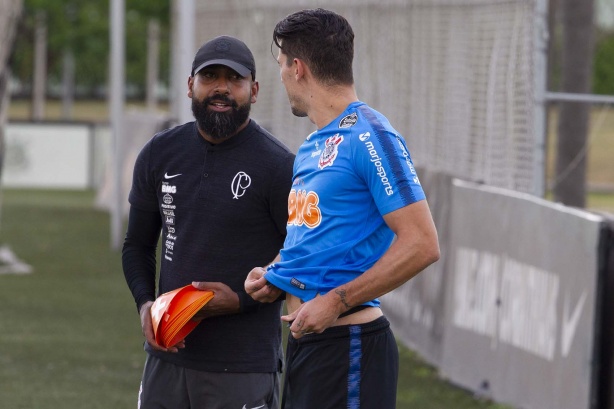 Coelho e Avelar durante primeiro treino comandado por Dyego Coelho, no CT Joaquim Grava