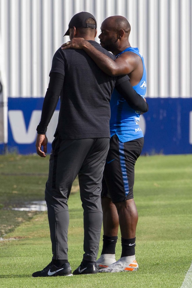 Coelho e Love durante primeiro treino comandado por Dyego Coelho, no CT Joaquim Grava