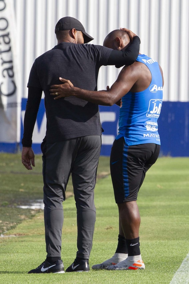 Coelho e Vagner Love durante primeiro treino comandado por Dyego Coelho, no CT Joaquim Grava