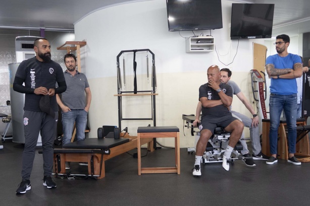 Coelho fala aos jogadores durante primeira atividade comandada por si
