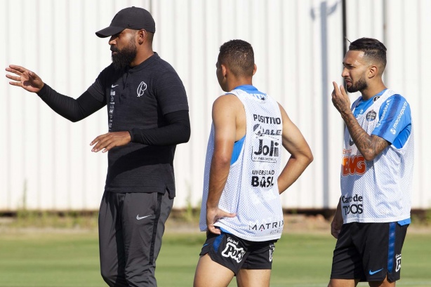 Coelho, Janderson e Clayson durante primeiro treino comandado por Dyego Coelho, no CT