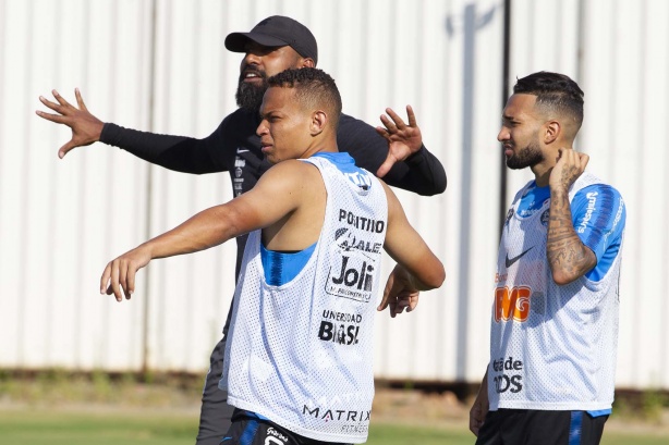 Coelho, Janderson e Clayson durante primeiro treino comandado por Dyego Coelho, no CT Joaquim Grava