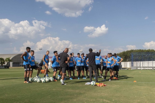 Coelho reúne elenco no primeiro treino comandando por ele no CT