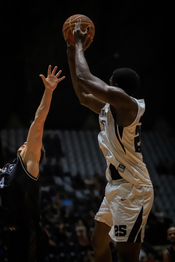 Corinthians enfrenta o Botafogo pelo NBB