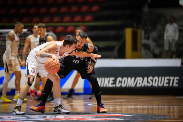 Corinthians enfrenta o Botafogo pelo NBB