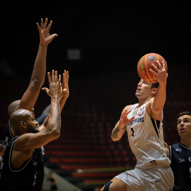 Corinthians enfrenta o Botafogo pelo NBB