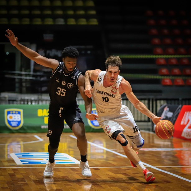 Corinthians enfrenta o Botafogo pelo NBB